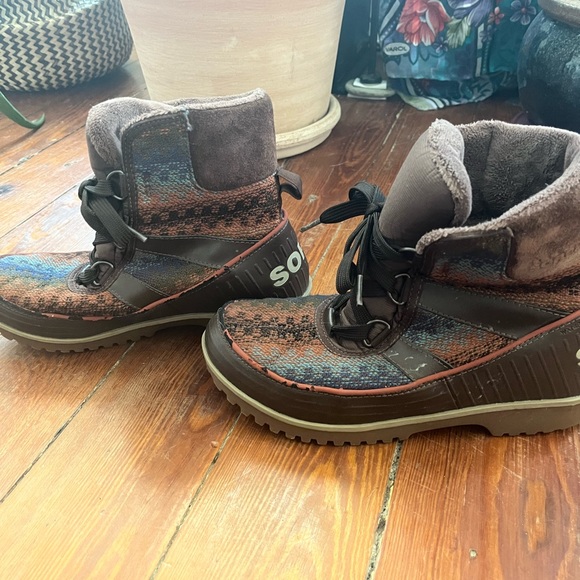 Sorel, 7.5 winter boots, brown and tribal print. - Picture 3 of 6